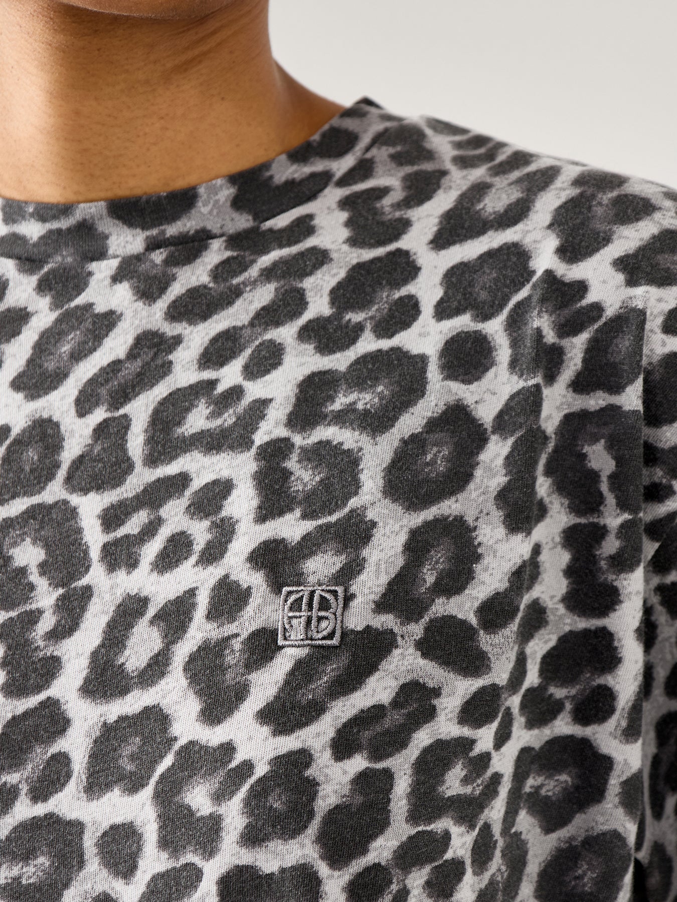 Cohen Tee Grey Leopard - Image 3