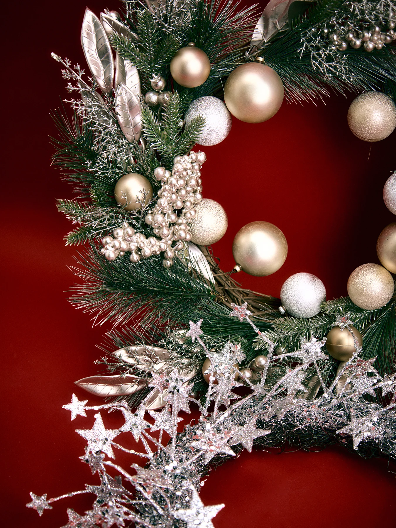 Frosted Bauble and Berries Christmas Wreath 61cm - Image 2