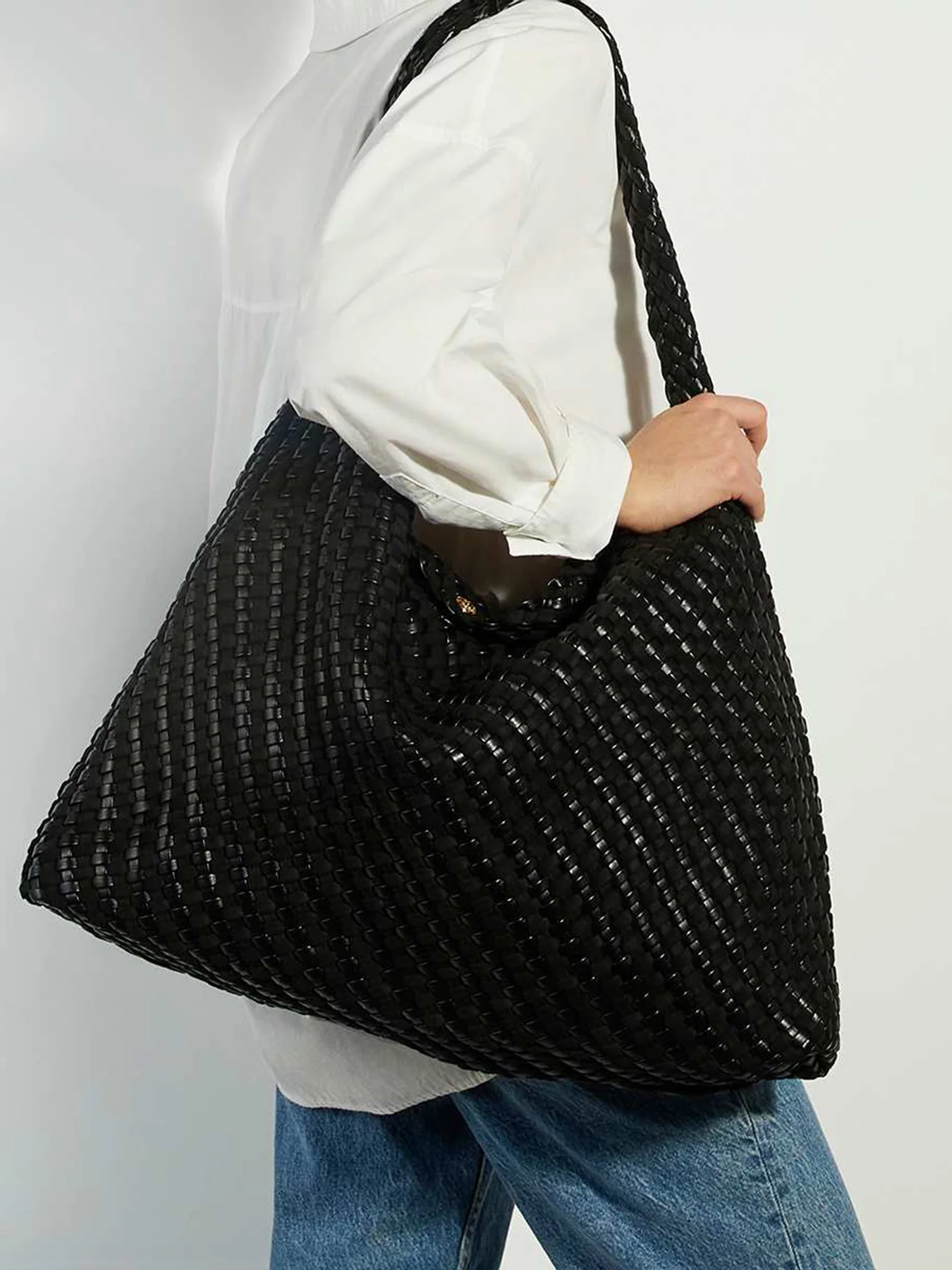 Deliberate XL Shoulder Bag Black - Image 2