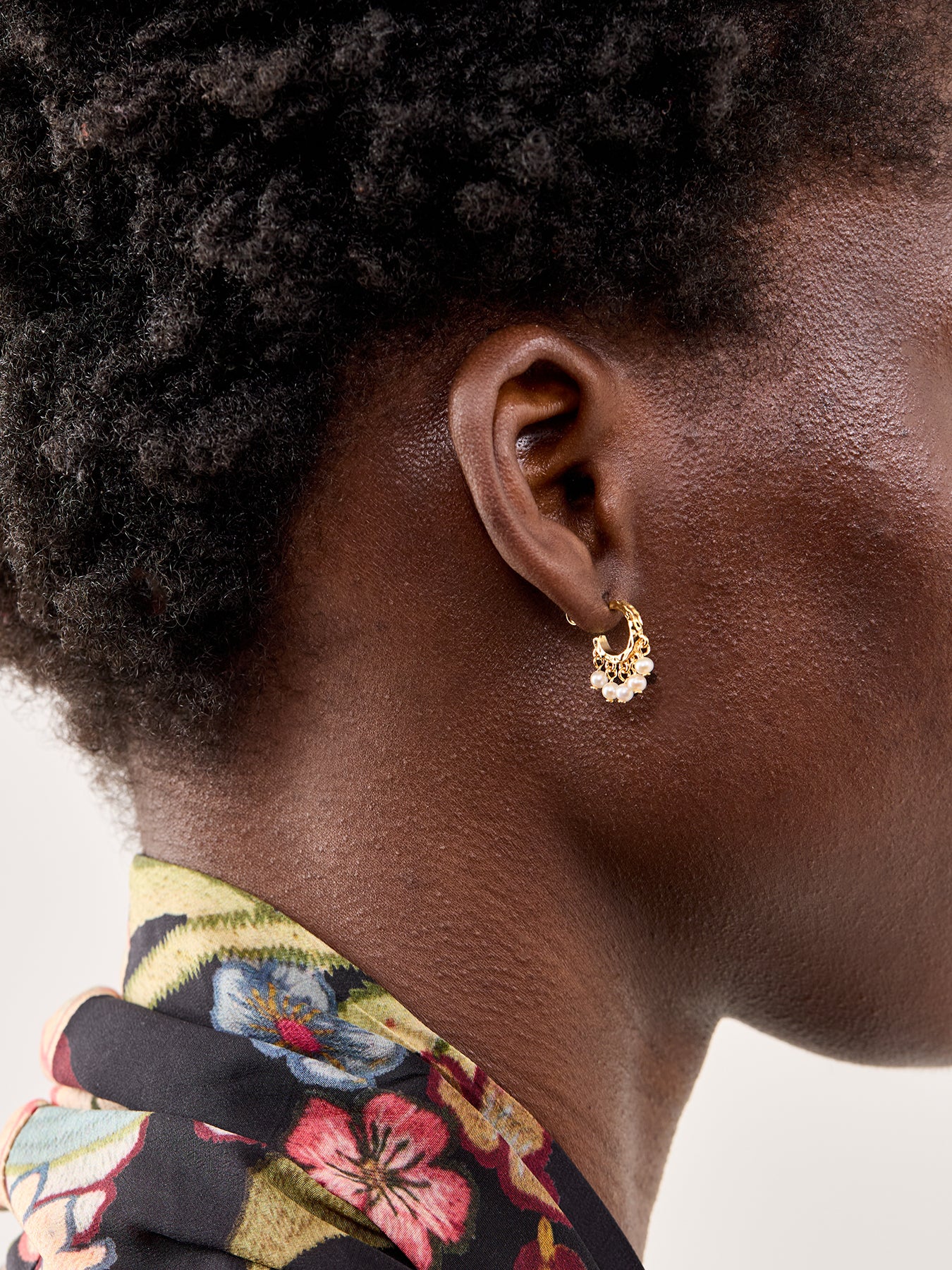 Astrid Pearl Stud Earrings Gold - Image 2