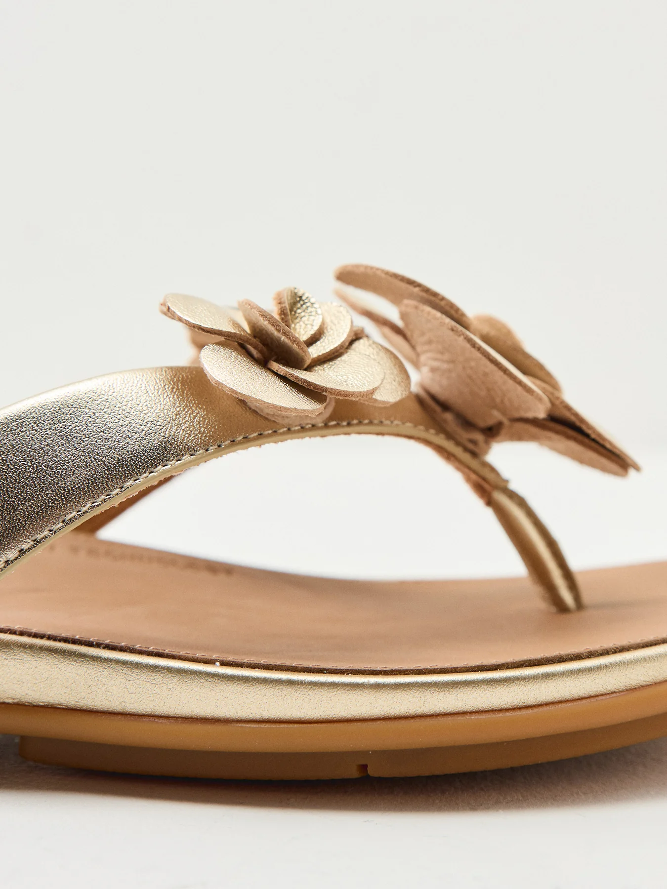 Gracie Flower Leather Flip-Flops Platino - Image 3