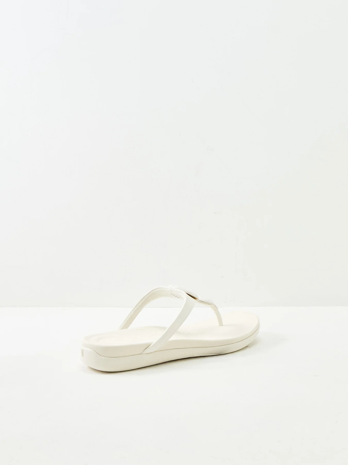 Solay Glossy-Disc Toe-Post Sandals White - Image 2