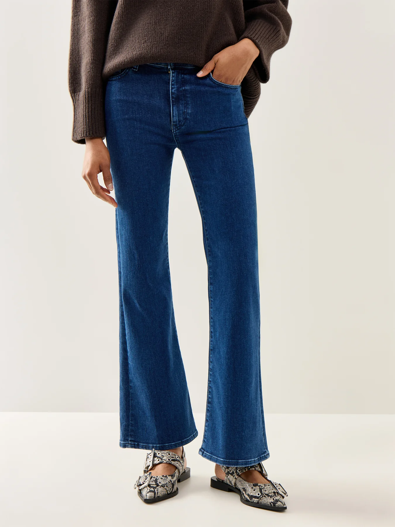 The Icon Flare Jeans Blue - Image 4