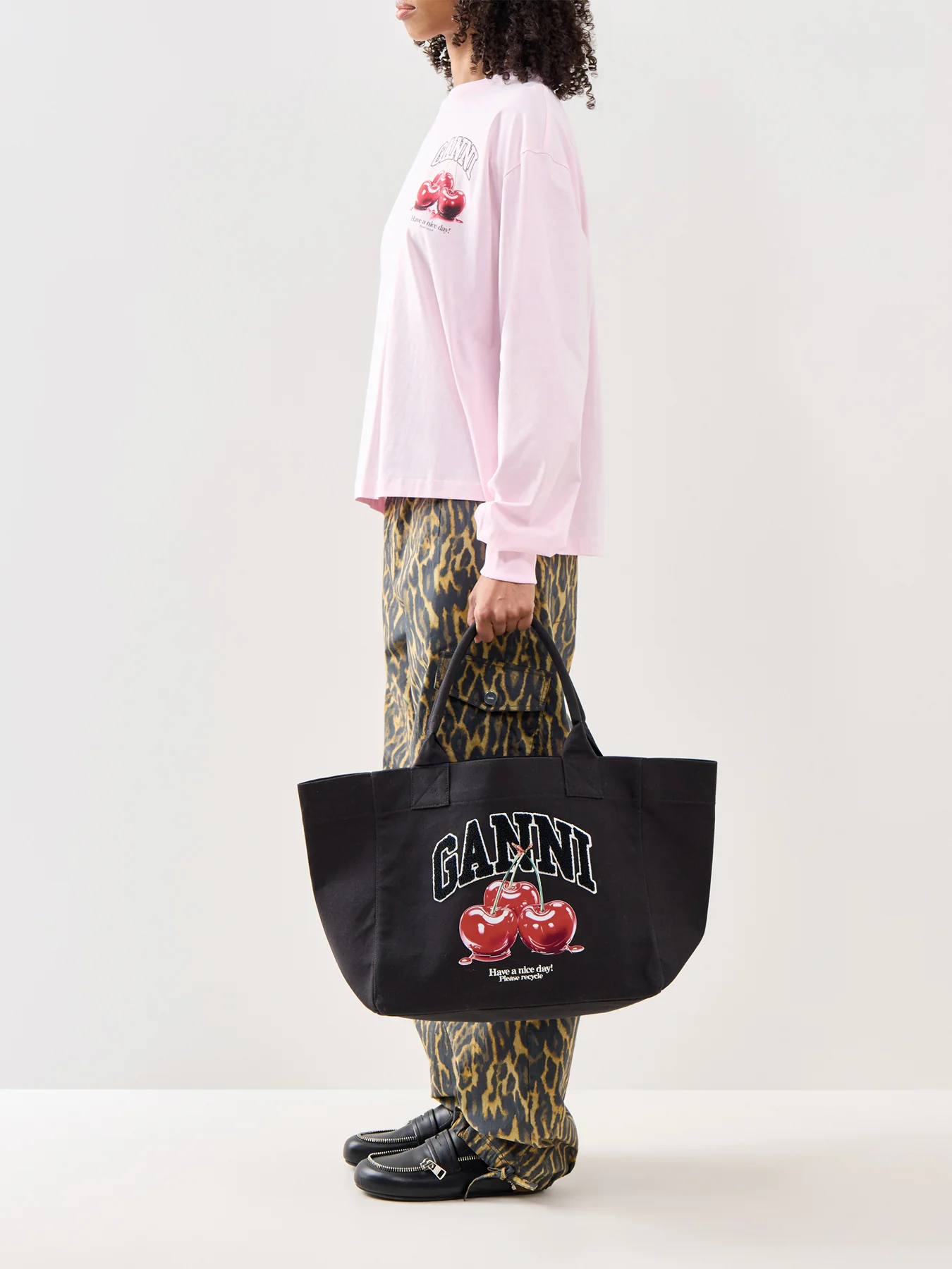 Medium Trapeze Shopper Cherry Print Black - Image 2