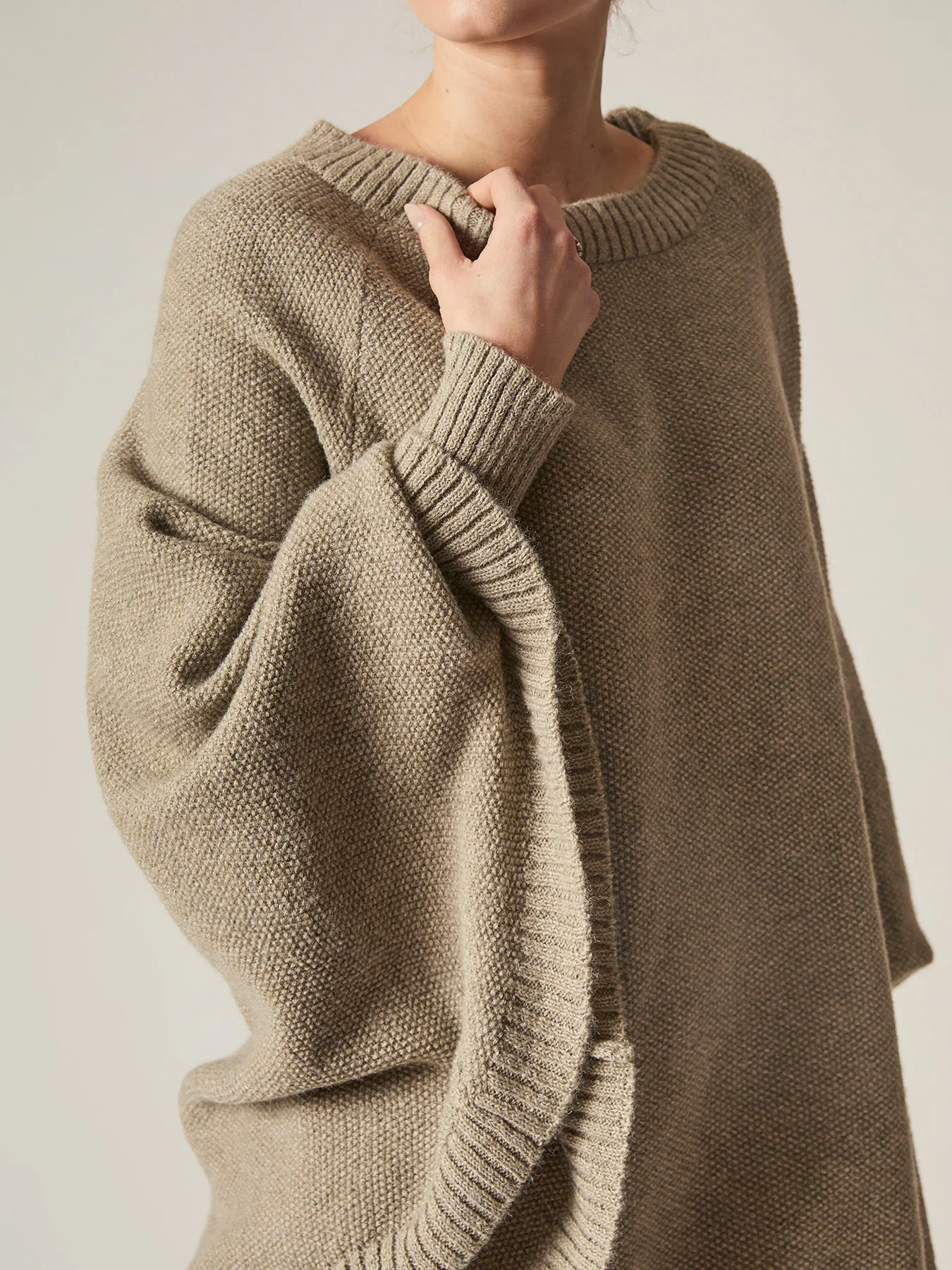 Oversized Pullover Beige - Image 3
