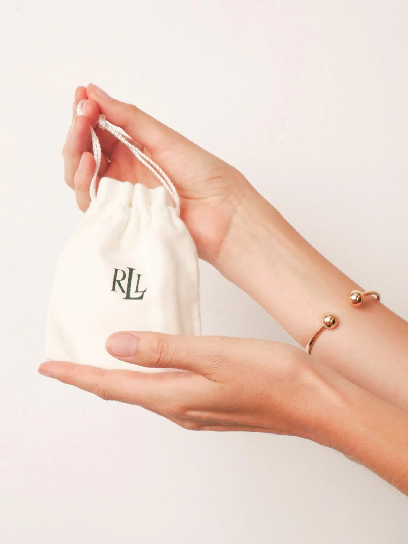 BASIC RL GOLDNK 17 BEADED LOGO CLLR W/ TGGLE (Gold) - Image 3
