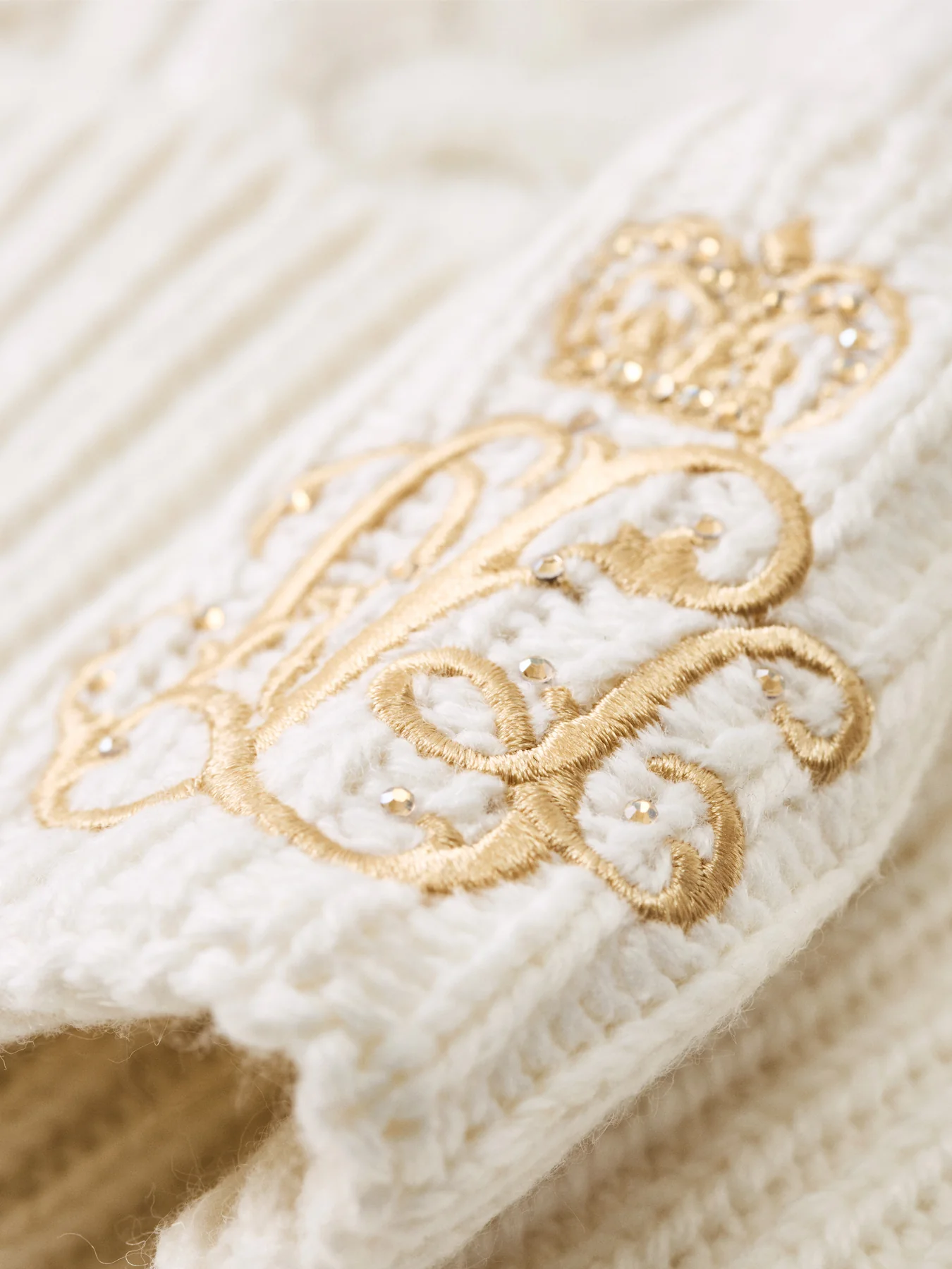 Crest Cable Knit Hat Black - Image 3