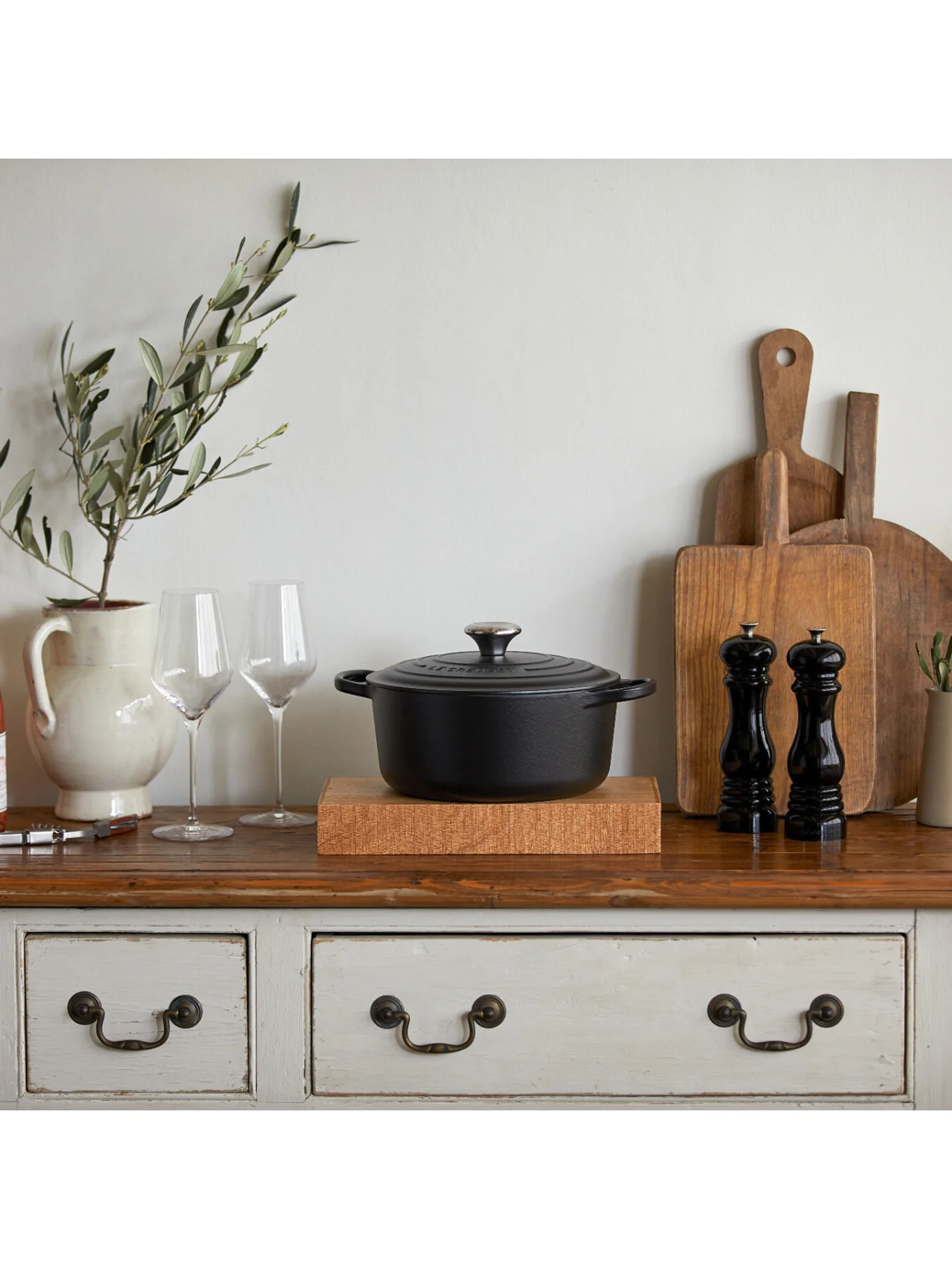 Cast Iron Round Casserole Dish Satin Black 24cm - Image 5