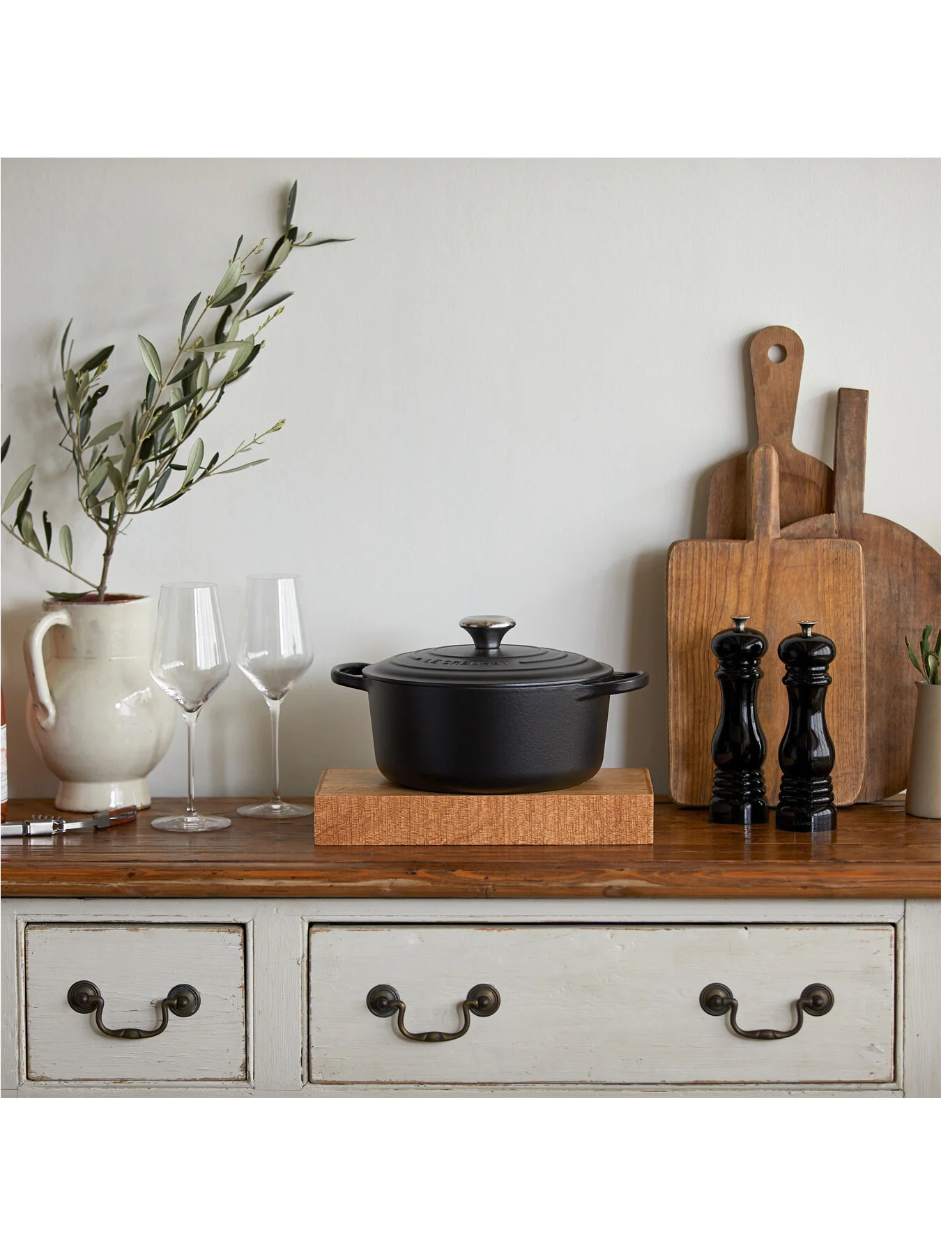 Cast Iron Round Casserole Dish Satin Black 28cm - Image 5