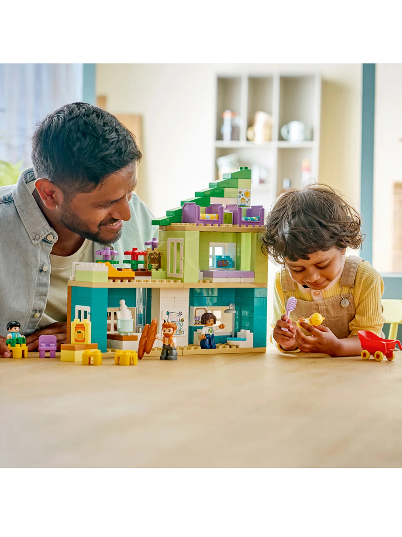 Creator 3-in-1 Modern Family House Set 10470 - Image 3