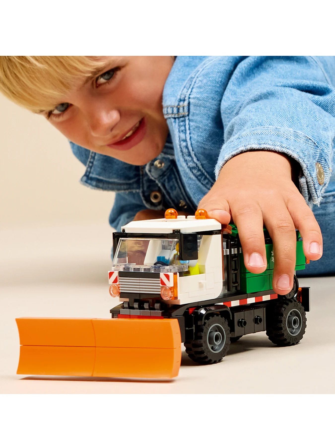 City Snowplow Vehicle Set 60490 - Image 2