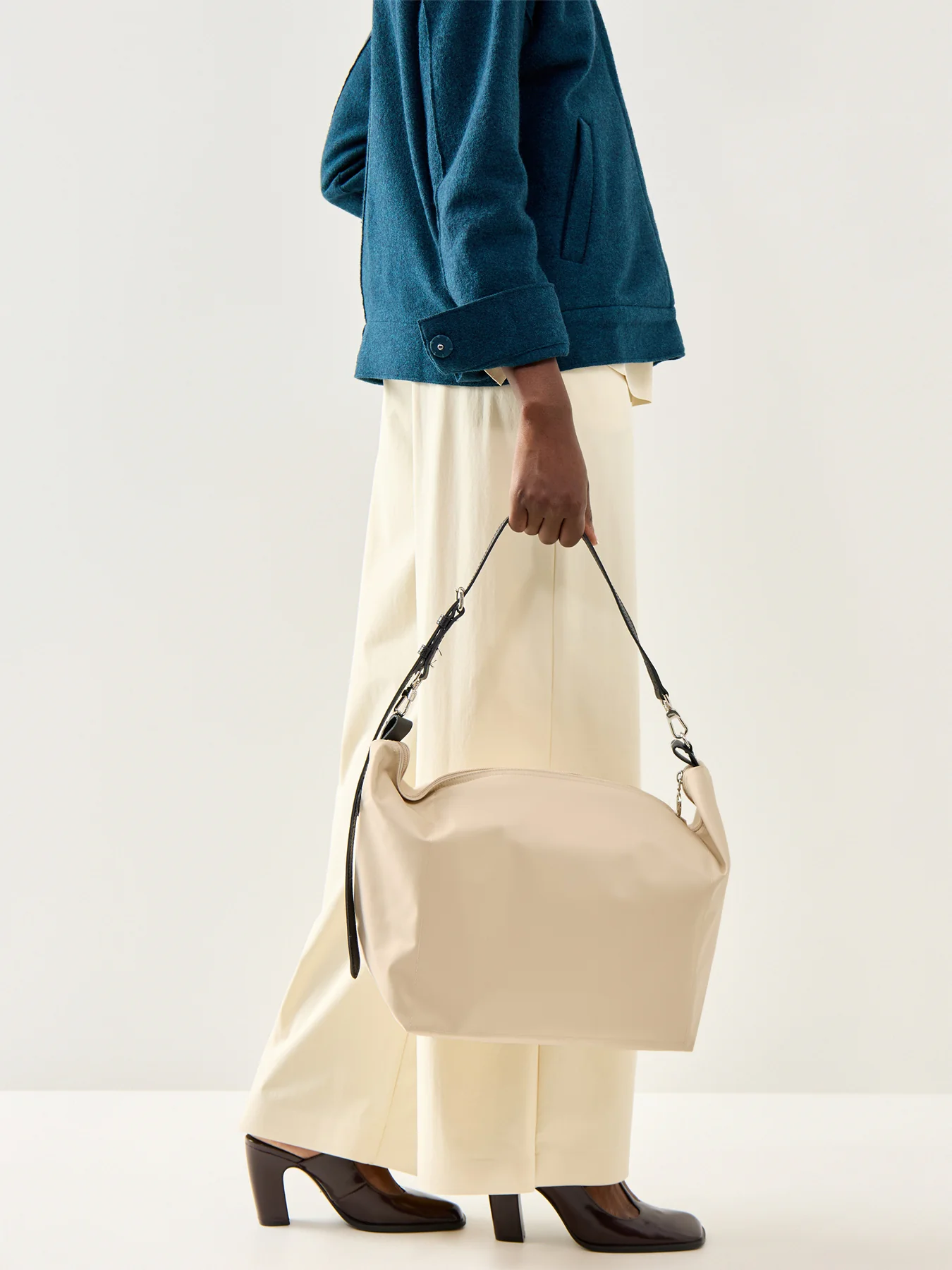Le Slouchy T Hobo Bag Medium Ivory - Image 2