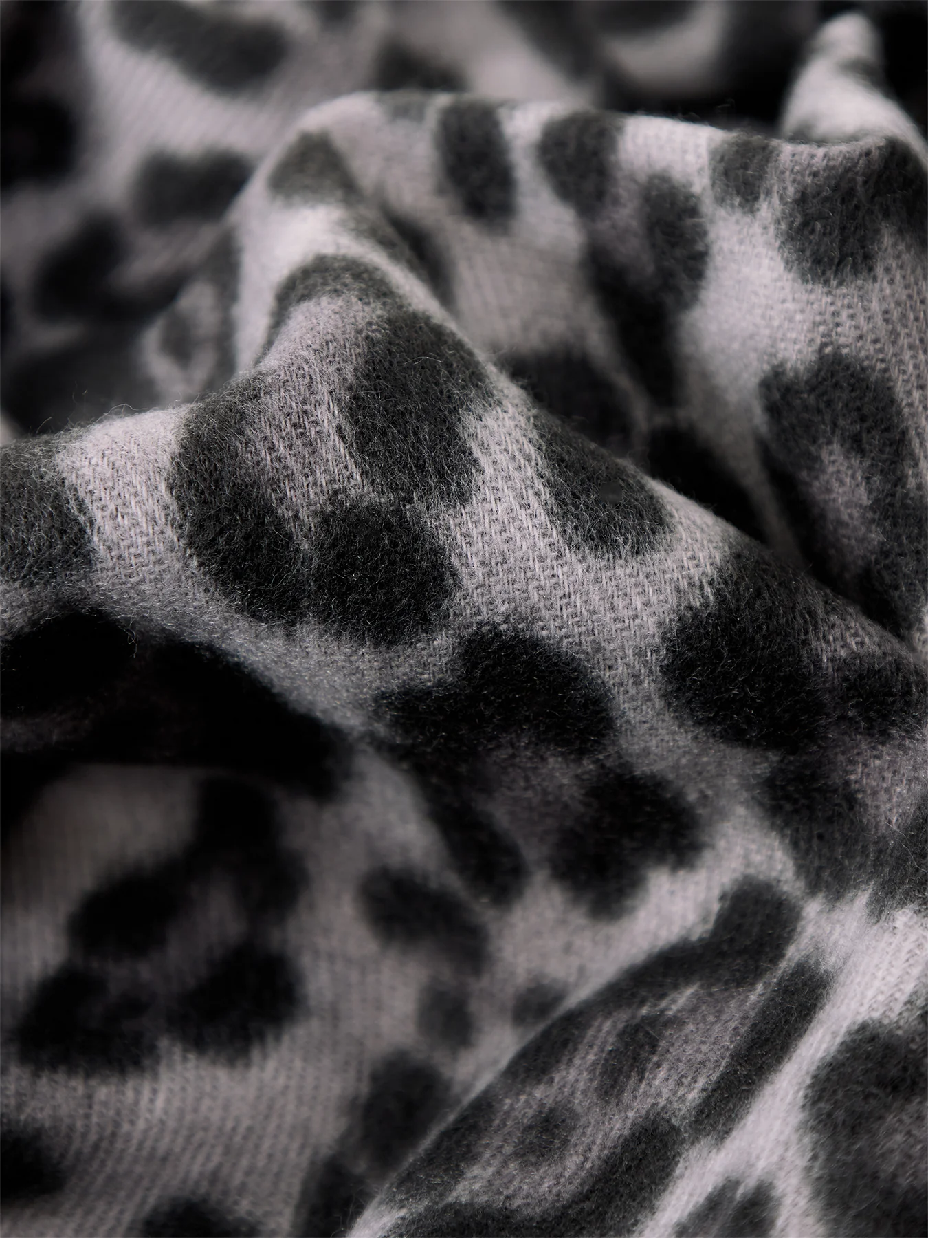 Leopard Scarf Grey - Image 3