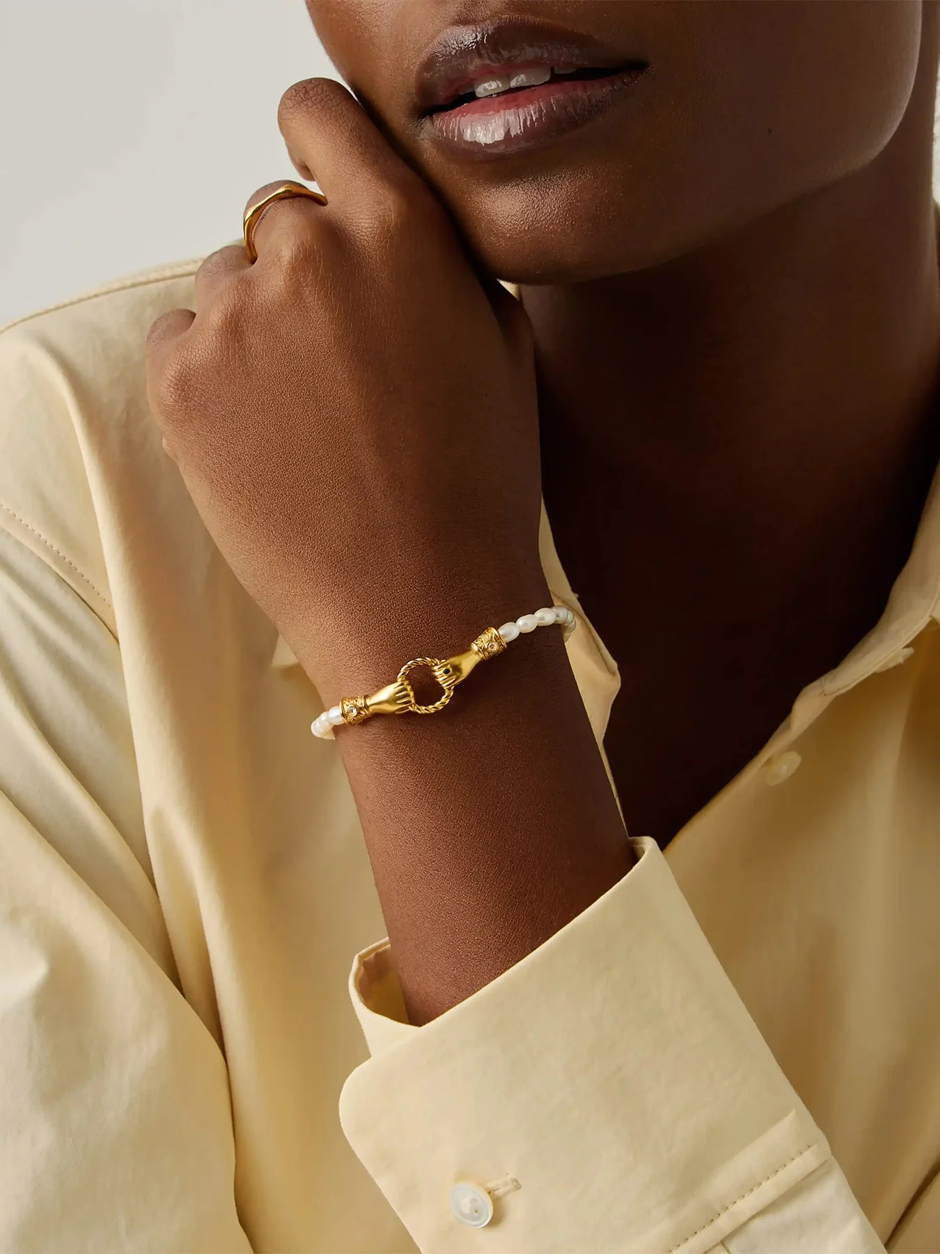 In Good Hands Pearl Bracelet Gold - Image 3