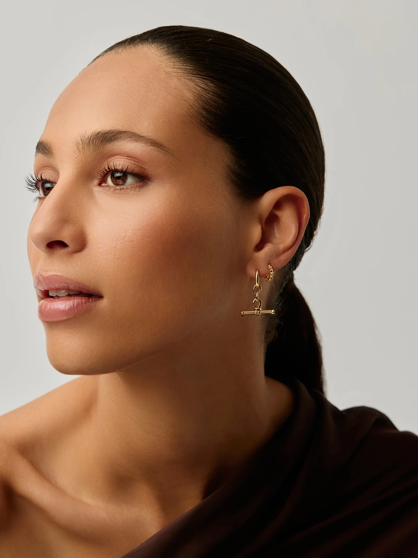 Ridge T Bar Drop Hoop Earrings Gold - Image 2