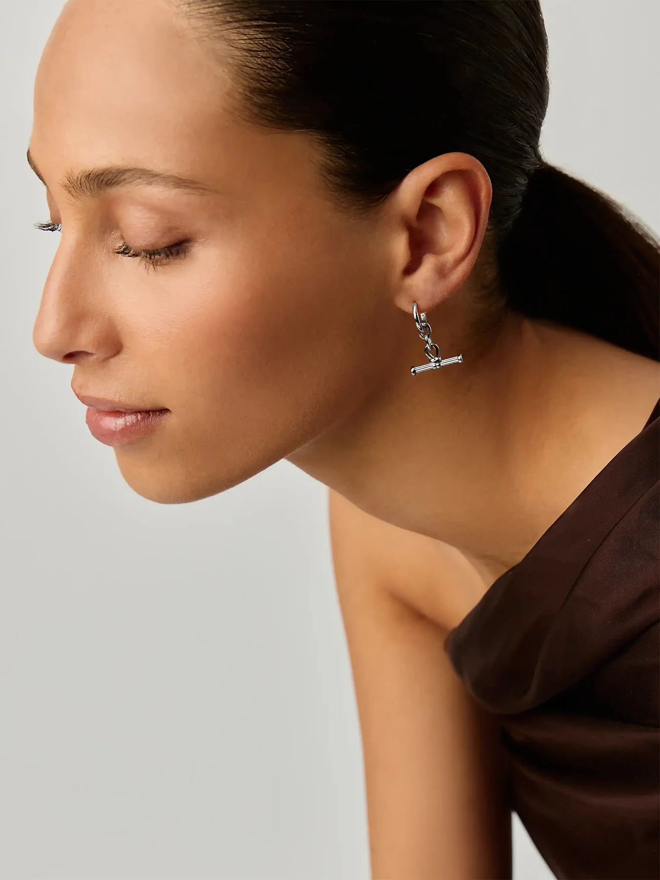 Ridge T Bar Drop Hoop Earrings Gold - Image 2