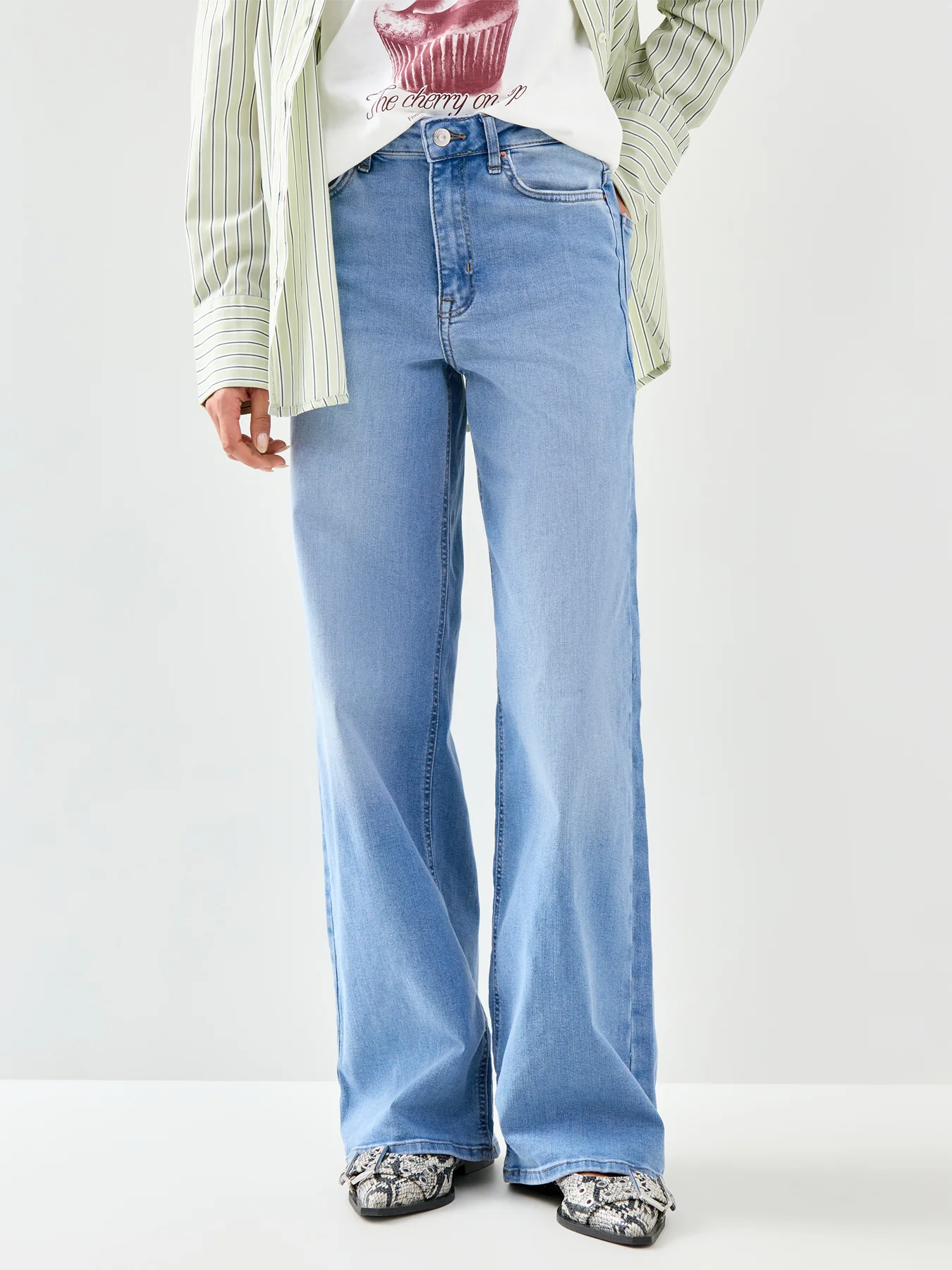 Madison High Waist Wide Leg Jeans 32 Inch Light Blue - Image 4