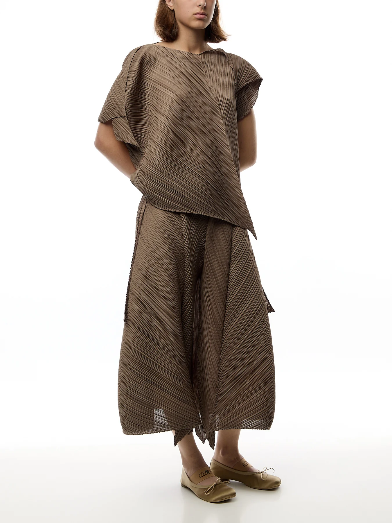 Pleats Sculptural Flare Grayish Brown Pants - Image 2
