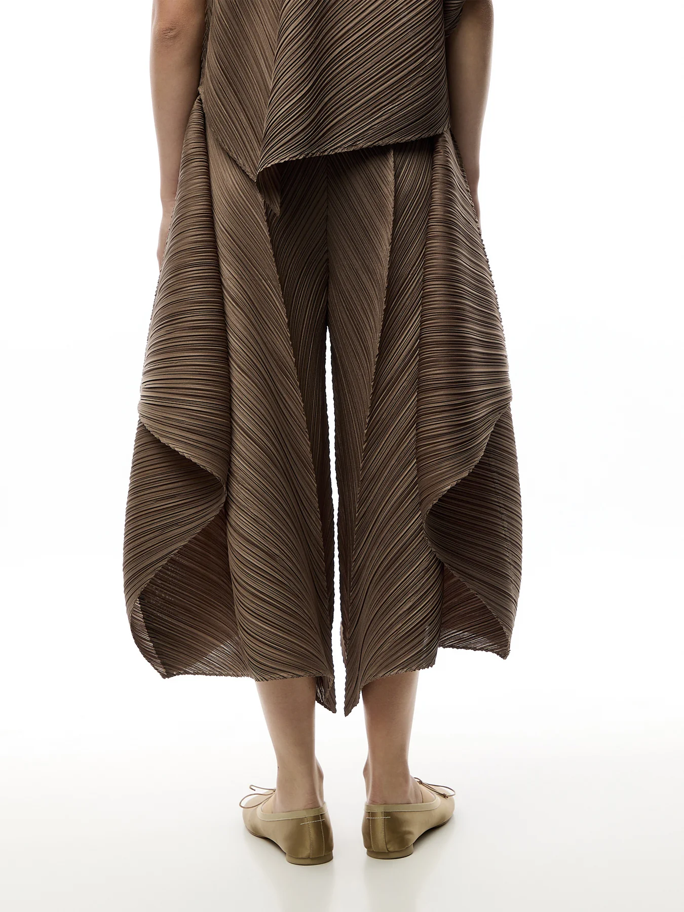 Pleats Sculptural Flare Grayish Brown Pants - Image 5