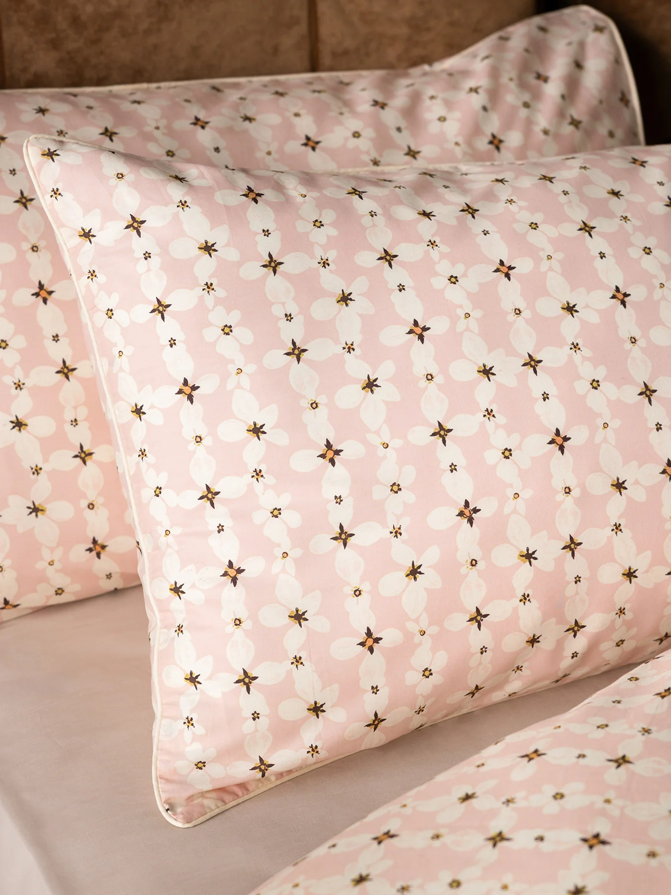 Translucent Daisy Super King Duvet Set Pink - Image 3