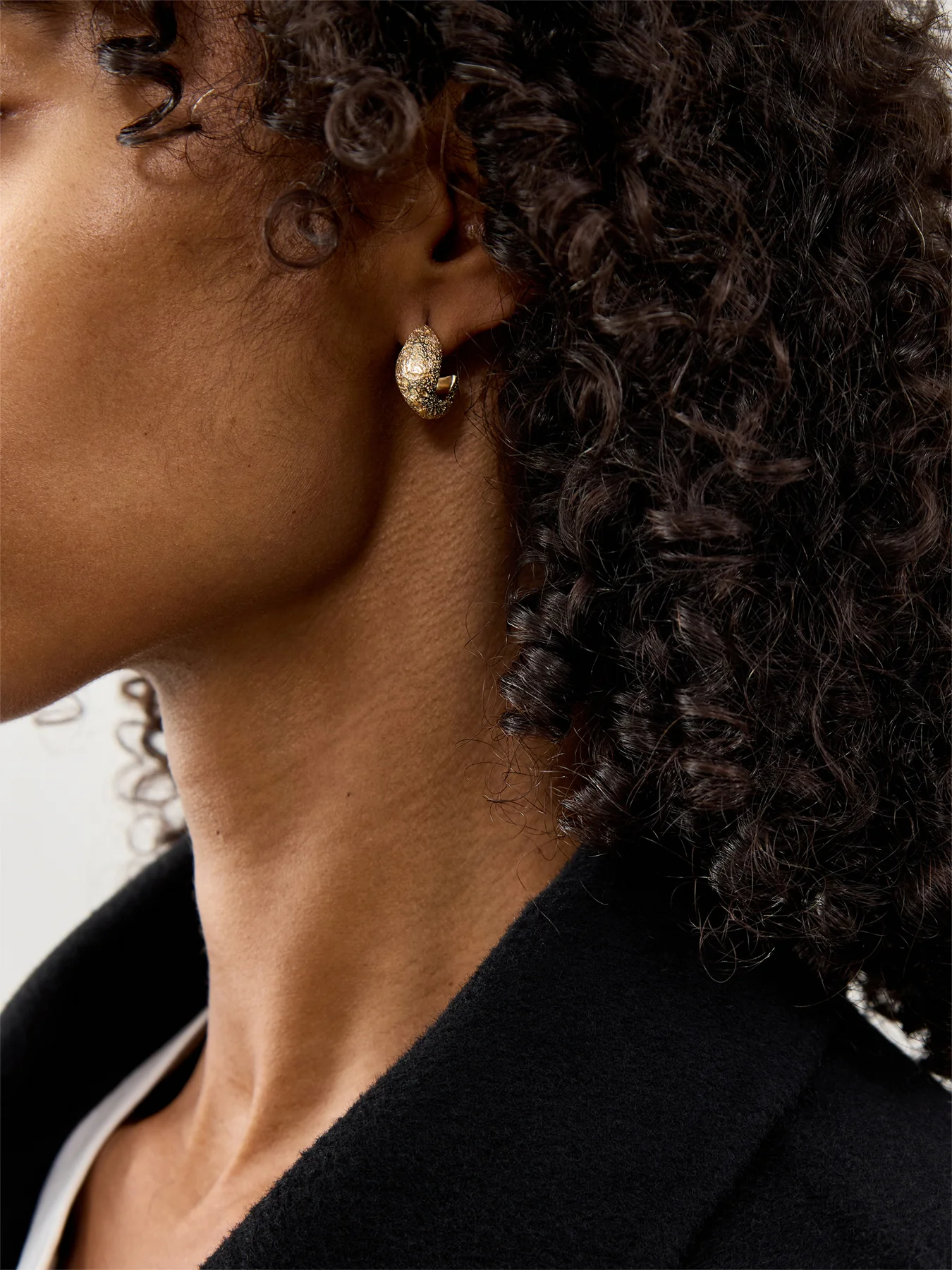 River Hoop Earrings Gold - Image 2